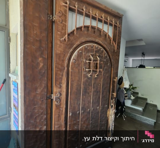 דלת עץ מעוצבת עם פרזול מתכת